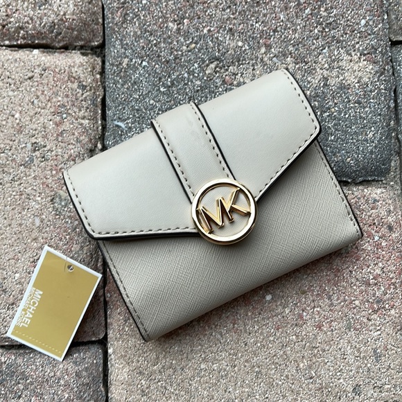 MICHAEL KORS CARMEN MEDIUM LOGO AND FAUX LEATHER WALLET LIGHT SAND - Picture 9 of 16